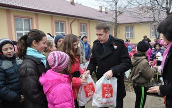 Moş Crăciun s-a alăturat caravanei …
