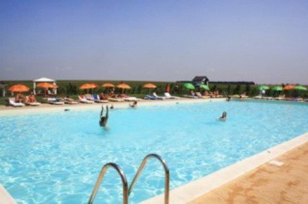 Mini-zonă de agrement cu bazin de înot, sala de fitness şi saună construită în județul Botoșani