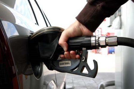 Chiar şi fără acciză suplimentară, benzina tot se scumpeşte de la 1 ianuarie