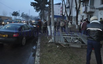 Un stâlp rupt și trei …