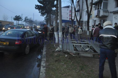 Un stâlp rupt și trei maşini avariate în urma unui accident de circulație produs în Botoșani