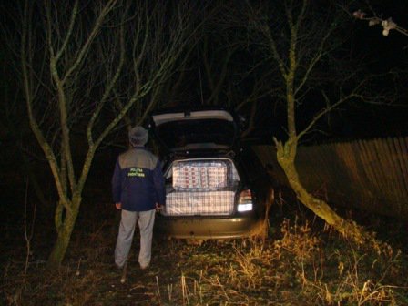 Audi plin cu ţigări de contrabandă, blocat în trafic la Dersca de polițiștii de frontieră dorohoieni - FOTO