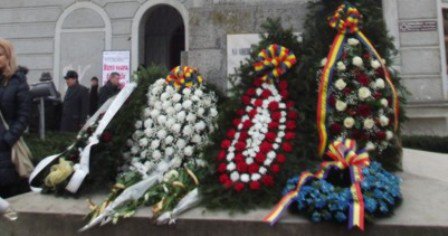 Depunere de coroane și flori la statuia lui Mihai Eminescu din Piața Revoluției