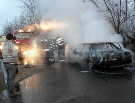 Pompierii dorohoieni solicitați să stingă un incendiu produs la un autoturism care transporta câțiva muncitori