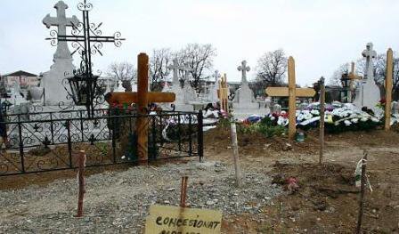 Criza locurilor de veci scoate morţii din pământ la Botoșani