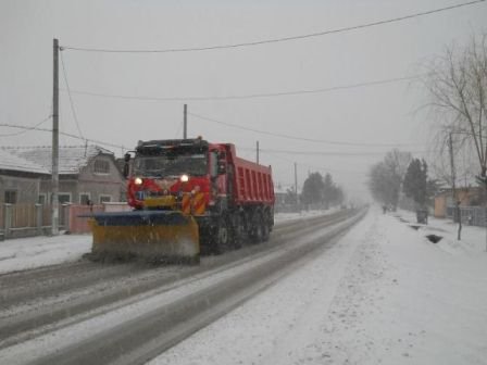 Peste 50 de utilaje de deszăpezire acționează pe drumurile naţionale şi judeţene 