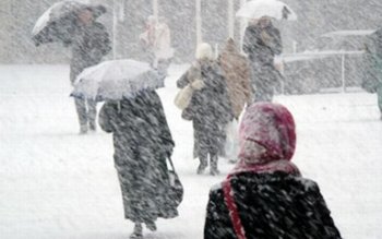 Lapoviţă şi ninsoare în aproape …