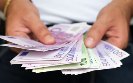 Atenţie, bani falşi! Sute de mii de bancnote false, lei şi euro, au fost confiscate în 2013