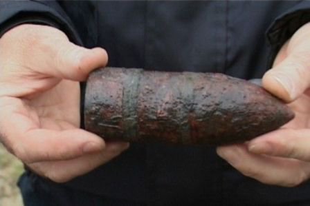 Obuz exploziv de artilerie antiaeriană găsit de un localnic al comunei Mihai Eminescu