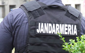 Două persoane aflate în situații …