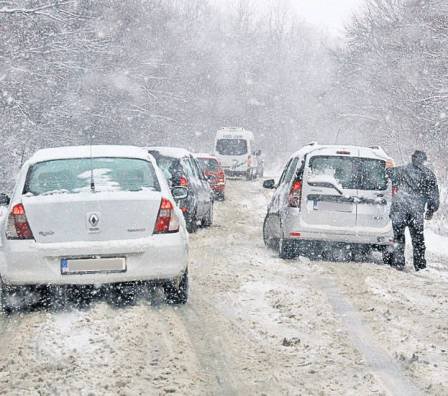 Pe mai multe drumuri din județ se circulă cu dificultate. Vezi care sunt acestea!