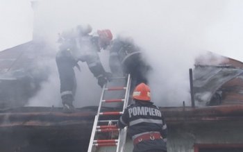 Locuinţă aprinsă în noaptea trecută …