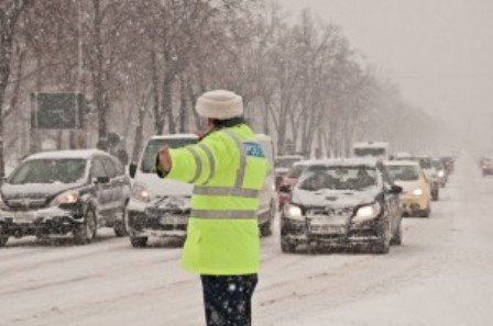 Polițiștii rutieri recomandă botoșănenilor să evite deplasarea în zonele afectate de condițiile meteo nefavorabile