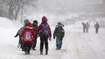 Şcolile din 19 judeţe rămân închise şi miercuri. O situaţie excepţională o reprezintă judeţul Botoşani