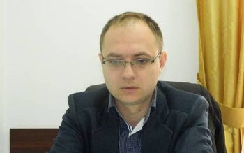 Vezi cine l-a somat pe …