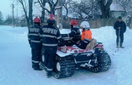 Bolnav adus cu ATV-ul pe şenile la ambulanţă 