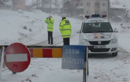 Botoșani: Două drumuri naționale, 10 județene și 8 comunale închise din cauza viscolului în această seară