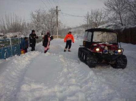 Bolnavi aduşi cu ATV-ul pe şenile la ambulanţă și transportaţi la Spitalul Municipal Dorohoi