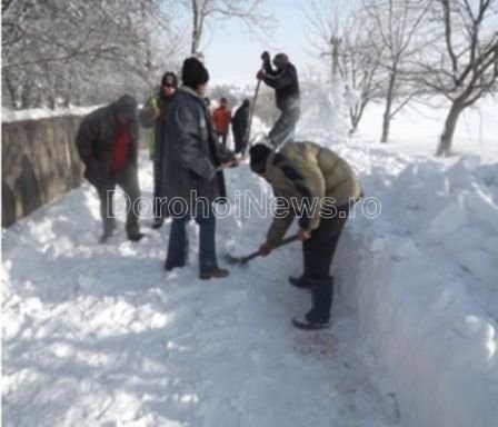 Un exemplu de urmat: Un grup de oameni din comuna Hilișeu-Horia a ieșit la deszăpezit manual ulițele satului
