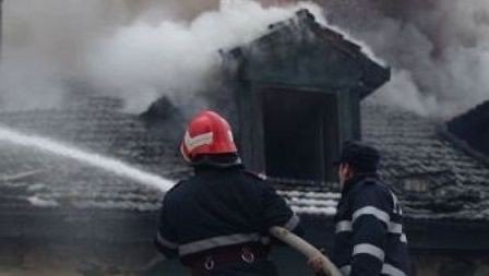 Bătrână decedată într-un incendiu generat de un coș de fum neprotejat termic