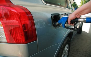 Carburanții se scumpesc cu 0,4 …