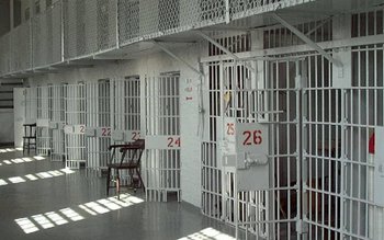 Peste 100 de deţinuţi din …