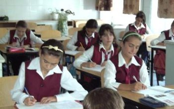 Ministerul Muncii critică desfiinţarea şcolilor …