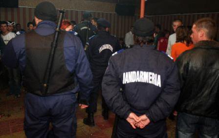 Patru tineri amendați de jandarmi după ce au făcut scandal într-un bar în care aveau interdicție de a intra