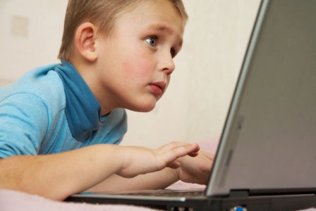 Un ghid despre siguranța utilizării internetului de către elevi va fi distribuit în școli