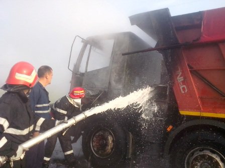 Un tir al unei firme din Botoșani încărcat cu mobilă a ars violent într-o parcare de pe DN 17, la Vama