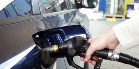 Benzina şi motorina se vor scumpi. Deputaţii vor să majoreze accizele la carburanţi pentru a compensa pierderile de la reducerea taxelor la maşinile de lux