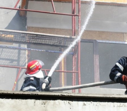 Incendiu în apartamentul unei familii izbucnit din cauza unui aparat electrocasnic lăsat sub tensiune