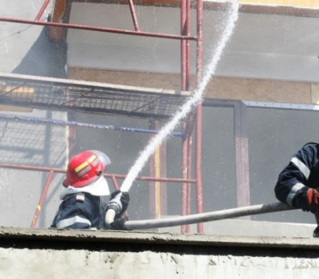 Incendiu în apartamentul unei familii izbucnit din cauza unui aparat electrocasnic lăsat sub tensiune