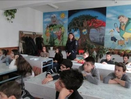 Poliţiştii botoşăneni continuă activitatea de prevenire a delincvenţei juvenile şi a victimizării minorilor la nivelul Şcolii Gimnaziale „Grigore Antipa”