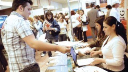 Supracalificarea tinerilor români: sunt absolvenţi de facultate, dar lucrează ca barmani, ospătari sau în call center