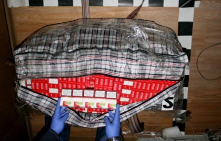 Prins în flagrant de polițiști în timp ce vindea țigări de contrabandă 