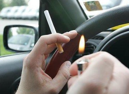 Fumătorilor li s-ar putea interzice să-și aprindă țigări în propriile mașini