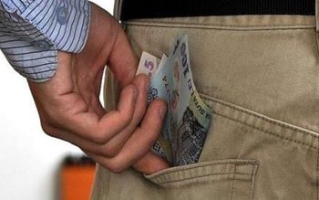 Bătrân jefuit într-un magazin din …