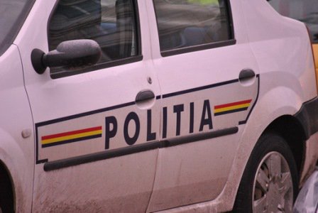 Bărbat din Cristinești ajuns cu mașina în curtea unei locuințe după ce s-a urcat băut la volan 