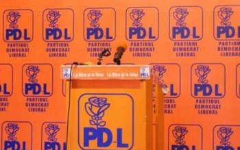 Un senator PDL demisionează şi …