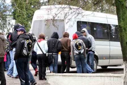 Liceenii din mediul rural abandonează cursurile din cauza costurilor navetei