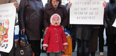 Calvarul celor 500 de orfani batjocoriţi de stat la Botoşani. Nu au primit de câteva luni bani de haine şi de mâncare