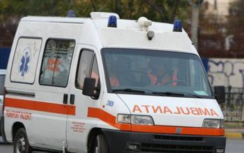 Bătrână transportată la spital după …