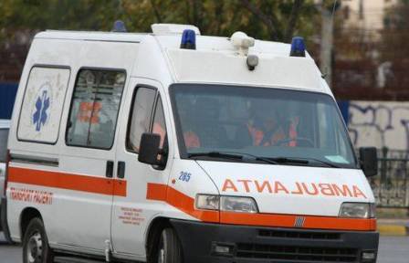 Bătrână transportată la spital după ce a fost lovită de un autoturism