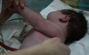 Un bebeluş de numai nouă …