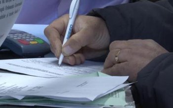 Femeie cercetată pentru înșelăciune şi …