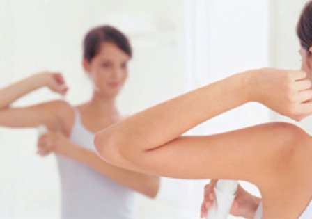 Atenţie la folosirea deodorantelor: Care este legătura dintre aluminiu şi cancerul la sân