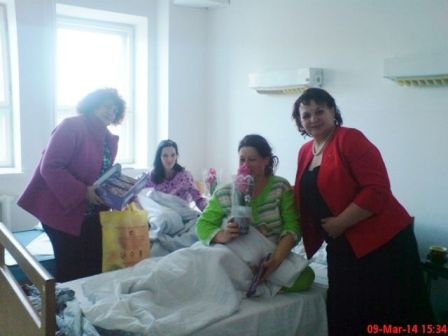 Femeile Social Democrate din Dorohoi au oferit flori și mucenici pacienților de la Spitalul Municipal - FOTO