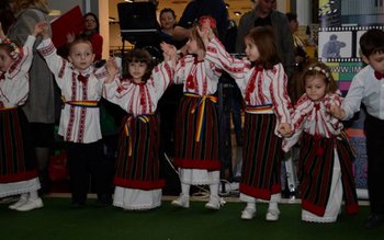 Mamele au fost elogiate prin …