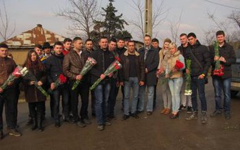 Tinerii democrat-liberalii au oferit flori …